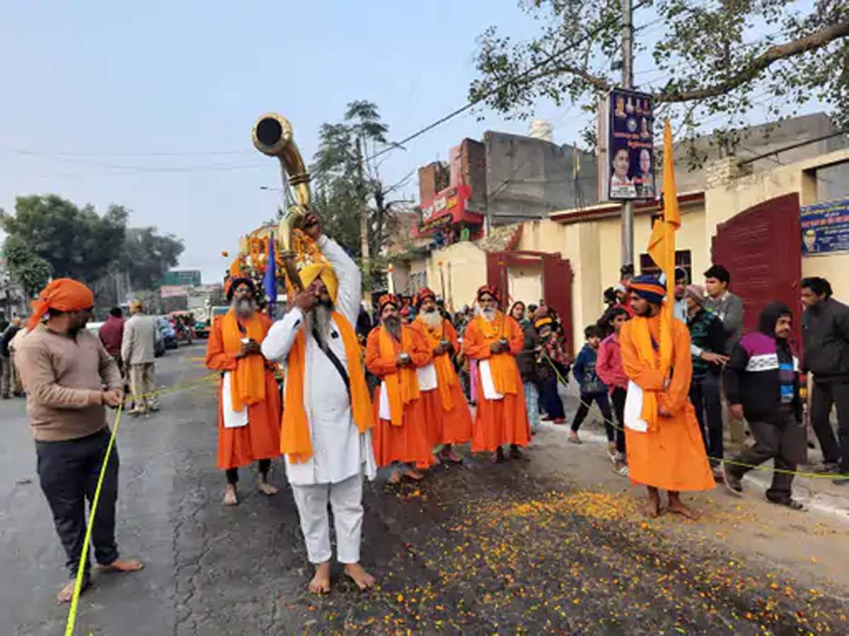 मोवा से निकले नगर कीर्तन का जगह-जगह स्वागत मोवा से निकले नगर कीर्तन का जगह-जगह स्वागत
